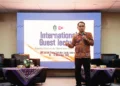 Wakil Dekan I FEBI IAIN Pontianak, Dr. Rasiam, M.A., memaparkan materi tentang integrasi ekonomi dan keuangan syariah dalam pembangunan nasional dan daerah pada Guest Lecture Internasional di Jambi, Rabu (12/11/2025).