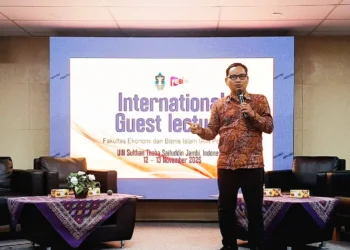 Wakil Dekan I FEBI IAIN Pontianak, Dr. Rasiam, M.A., memaparkan materi tentang integrasi ekonomi dan keuangan syariah dalam pembangunan nasional dan daerah pada Guest Lecture Internasional di Jambi, Rabu (12/11/2025).