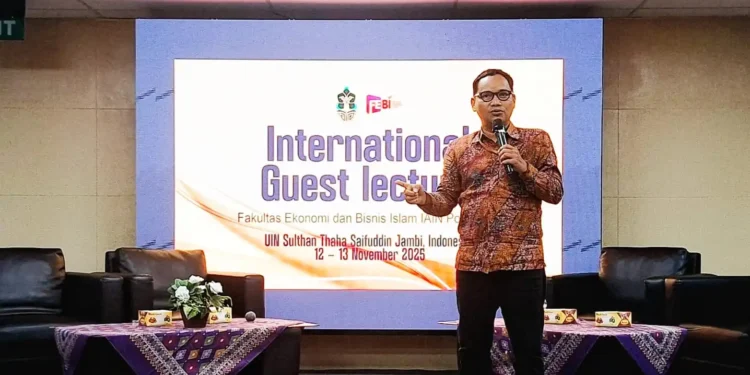 Wakil Dekan I FEBI IAIN Pontianak, Dr. Rasiam, M.A., memaparkan materi tentang integrasi ekonomi dan keuangan syariah dalam pembangunan nasional dan daerah pada Guest Lecture Internasional di Jambi, Rabu (12/11/2025).