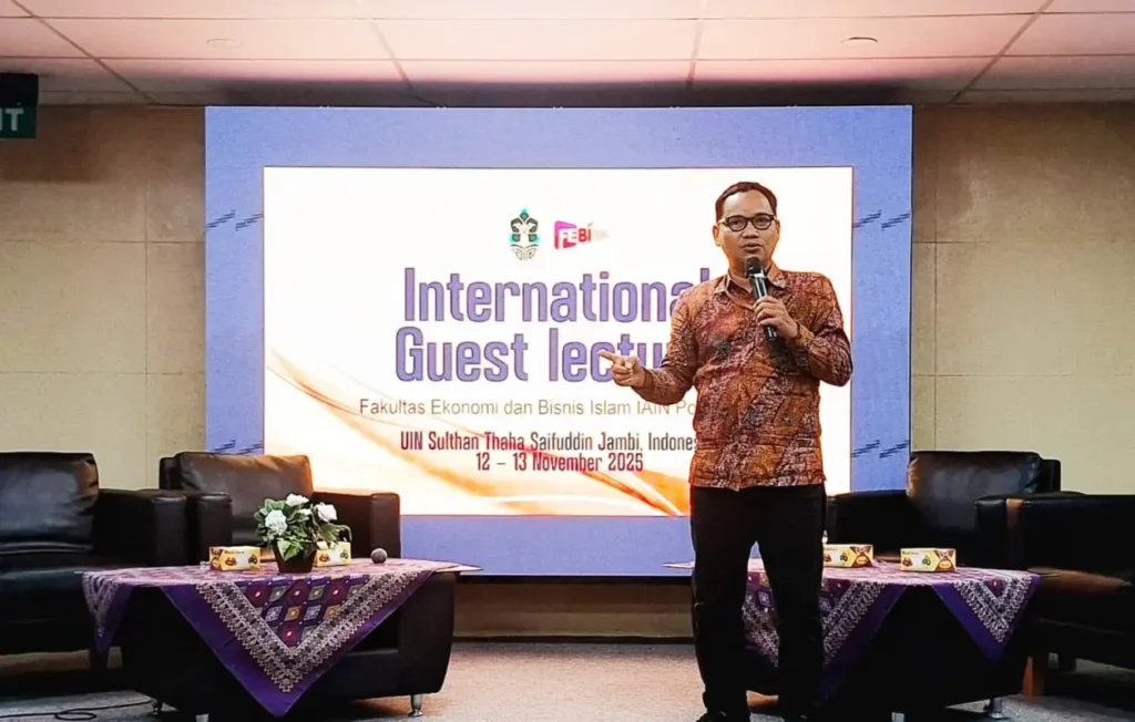 Wakil Dekan I FEBI IAIN Pontianak, Dr. Rasiam, M.A., memaparkan materi tentang integrasi ekonomi dan keuangan syariah dalam pembangunan nasional dan daerah pada Guest Lecture Internasional di Jambi, Rabu (12/11/2025).