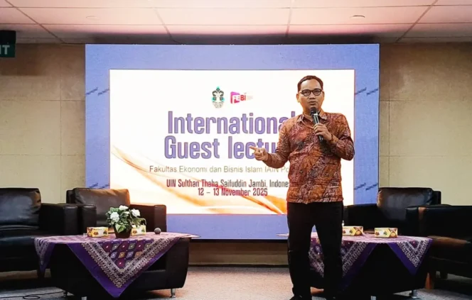 
 Wakil Dekan I FEBI IAIN Pontianak, Dr. Rasiam, M.A., memaparkan materi tentang integrasi ekonomi dan keuangan syariah dalam pembangunan nasional dan daerah pada Guest Lecture Internasional di Jambi, Rabu (12/11/2025).