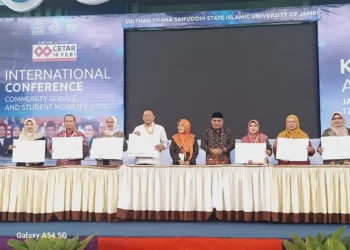 Dekan FEBI IAIN Pontianak, Dr. Samsul Hidayat, M.A., menandatangani Memorandum of Agreement (MoA) bersama 45 dekan FEBI se-Indonesia dalam Kongres Asosiasi Fakultas Ekonomi dan Bisnis Islam (AFEBIS) di UIN Sulthan Thaha Saifuddin Jambi, Rabu (12/11/2025).