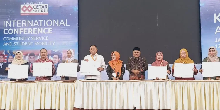 Dekan FEBI IAIN Pontianak, Dr. Samsul Hidayat, M.A., menandatangani Memorandum of Agreement (MoA) bersama 45 dekan FEBI se-Indonesia dalam Kongres Asosiasi Fakultas Ekonomi dan Bisnis Islam (AFEBIS) di UIN Sulthan Thaha Saifuddin Jambi, Rabu (12/11/2025).