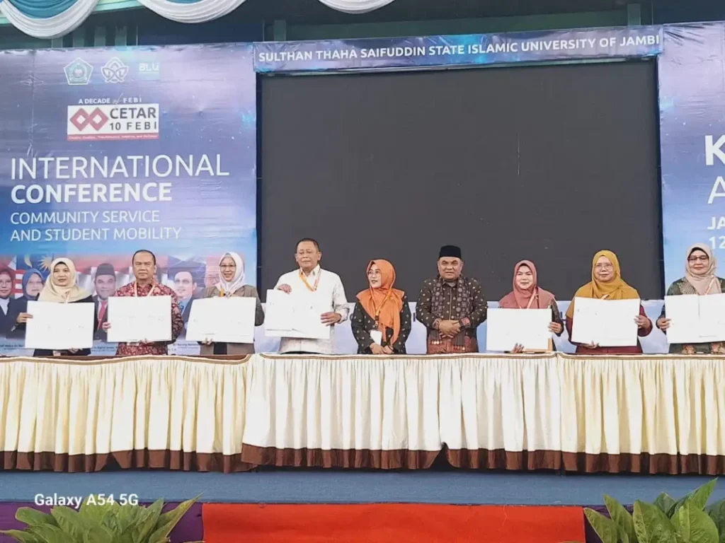 Dekan FEBI IAIN Pontianak, Dr. Samsul Hidayat, M.A., menandatangani Memorandum of Agreement (MoA) bersama 45 dekan FEBI se-Indonesia dalam Kongres Asosiasi Fakultas Ekonomi dan Bisnis Islam (AFEBIS) di UIN Sulthan Thaha Saifuddin Jambi, Rabu (12/11/2025).