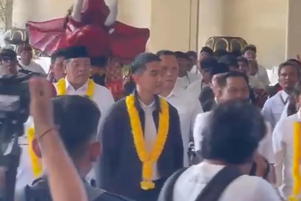 Ketua Umum PSI Kaesang Pangarep tiba di lobi The Trans Resort Bali sebelum pembukaan RAKORWIL, Sabtu (24/1/2026).