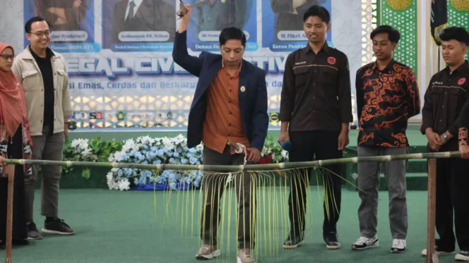 
 Legal Civic 2026 resmi dibuka di IAIN Pontianak, mahasiswa HTN memadukan literasi hukum dengan pelestarian tradisi Dayak.