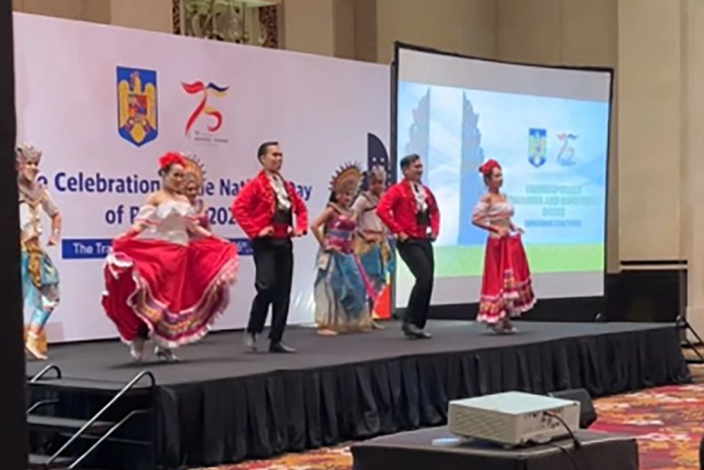 Tarian kolosal bertema ‘The Bridging Cultures’, yang memadukan unsur budaya Bali dan Rumania, Sabtu (26/12/2025).