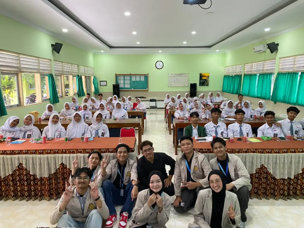 pelatihan public speaking di SMA Negeri 1 Turi, Sleman, yang diikuti pengurus OSIS dan MPK dalam rangka penguatan kepercayaan diri dan kemampuan komunikasi kepemimpinan.