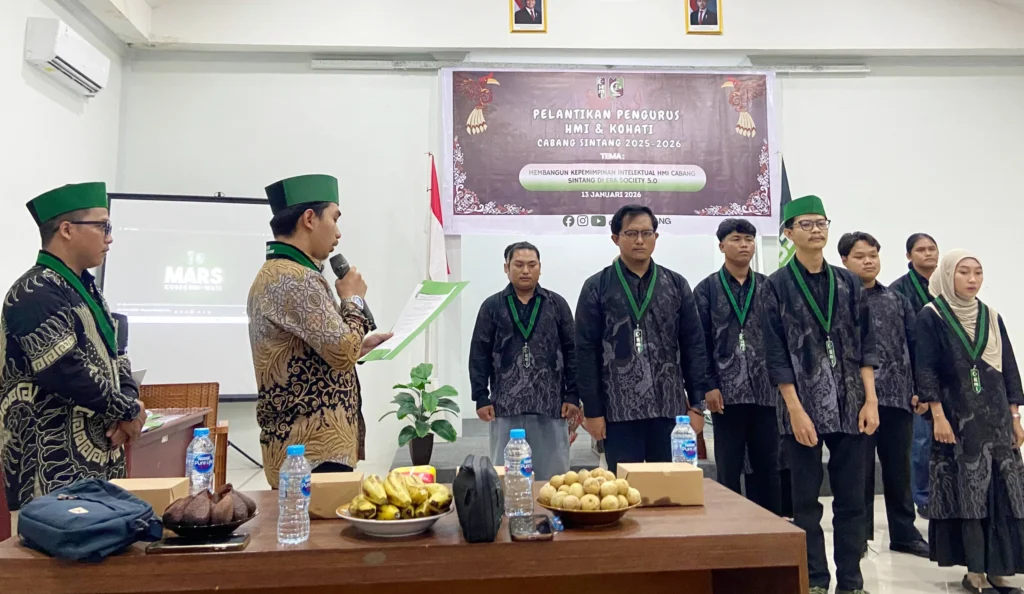 Ketua Umum BADKO HMI Kalimantan Barat Muh. Said melantik Pengurus HMI dan KOHATI Cabang Sintang periode 2025–2026 di Aula Kemenag Kabupaten Sintang, Senin (13/1/2026).