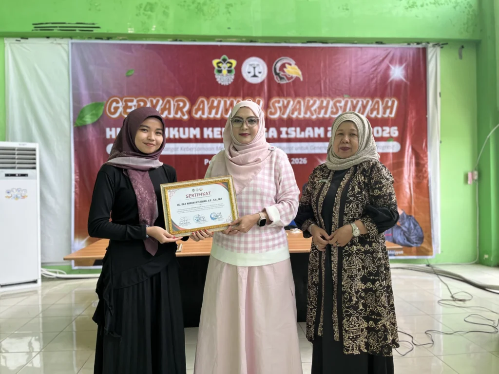 Penyerahan Piagam kepada pemateri seminar “Memahami dan Mencegah Cyberbullying Berbasis Gender” dalam rangka Gebyar Ahwal Syakhshiyyah VII di Gedung Teater IAIN Pontianak, Kamis (15/1/2026).