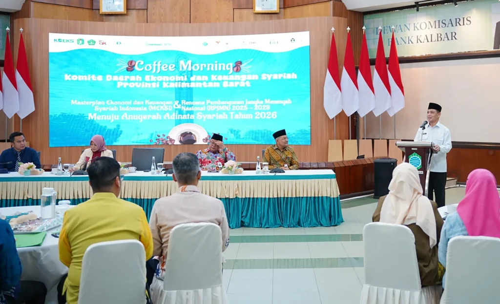 Gubernur Kalbar H. Ria Norsan saat menyampaikan sambutan pada Coffee Morning SIAR ke-2 di Aula Bank Kalbar, Kamis (8/1/2026). Dalam kesempatan ini, Gubernur menegaskan percepatan pengembangan ekonomi dan keuangan syariah sebagai motor pertumbuhan baru Kalimantan Barat.