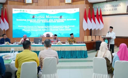 Gubernur Kalbar H. Ria Norsan saat menyampaikan sambutan pada Coffee Morning SIAR ke-2 di Aula Bank Kalbar, Kamis (8/1/2026). Dalam kesempatan ini, Gubernur menegaskan percepatan pengembangan ekonomi dan keuangan syariah sebagai motor pertumbuhan baru Kalimantan Barat.