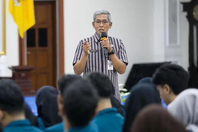 
 Sekda Jateng Sumarno menjelaskan perbedaan akuntansi pemerintahan dan komersial kepada mahasiswa UNDIP sebagai bekal memahami akuntabilitas publik.