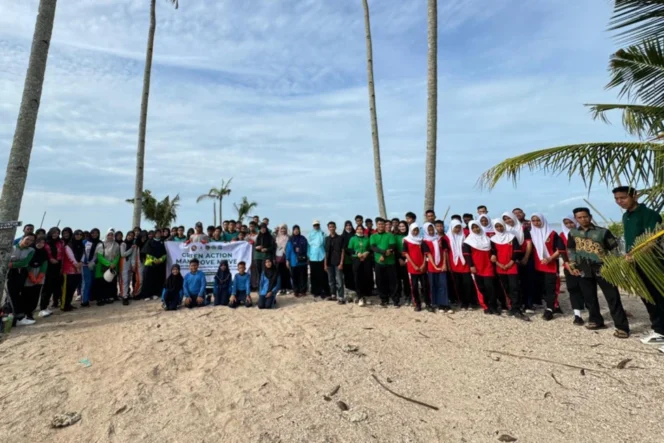 
 Aksi mangrove pemuda di Pantai Tanjung Burung libatkan pelajar dan Karang Taruna untuk edukasi lingkungan pesisir berkelanjutan.