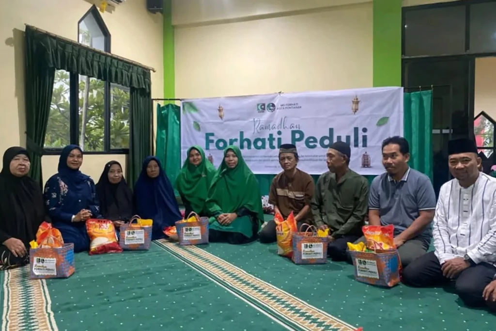 Kegiatan Forhati Peduli Pontianak dengan pembagian sembako kepada dhuafa saat Ramadan