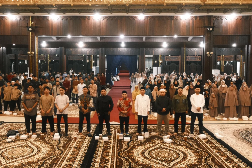 Mahasiswa Kalbar menghadiri kegiatan Iftar Akbar Mahasiswa di Pendopo Gubernur Pontianak bersama organisasi daerah