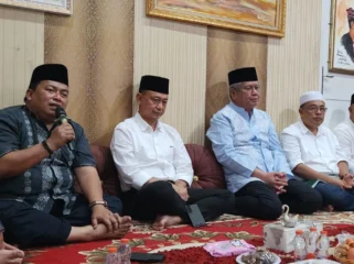 Sekda Kalbar yang juga menjabat sebagai Ketua MW KAHMI, Wali Kota Pontianak, dan alumni HMI menghadiri buka puasa bersama KAHMI Kalbar dan KAHMI Kubu Raya di kediaman Wakil Bupati Sukiryanto.