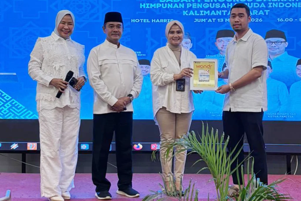 Peluncuran KTA HIPMI TapCash oleh pengurus HIPMI Kalbar bersama perwakilan BNI di Pontianak