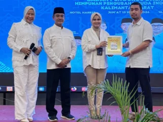 Pengurus HIPMI Kalbar dan BNI meluncurkan kartu anggota berbasis TapCash yang dapat digunakan sebagai identitas organisasi sekaligus alat pembayaran elektronik.