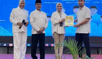 Pengurus HIPMI Kalbar dan BNI meluncurkan kartu anggota berbasis TapCash yang dapat digunakan sebagai identitas organisasi sekaligus alat pembayaran elektronik.