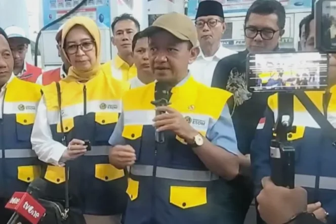 
 Bahlil Lahadalia menyampaikan kondisi cadangan energi nasional usai peninjauan SPBU di Karanganyar.