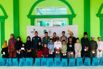 Kegiatan santunan anak yatim oleh IPNU Kalbar dengan pembagian paket bantuan