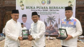 Alumni HMI dan KAHMI Kalbar menggelar buka puasa bersama di Aula Rumah Dinas Wali Kota Pontianak sebagai ajang mempererat silaturahmi Ramadan.