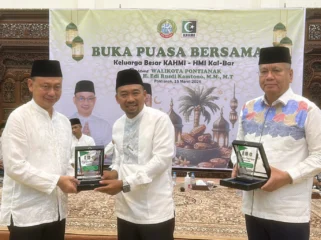 Alumni HMI dan KAHMI Kalbar menggelar buka puasa bersama di Aula Rumah Dinas Wali Kota Pontianak sebagai ajang mempererat silaturahmi Ramadan.