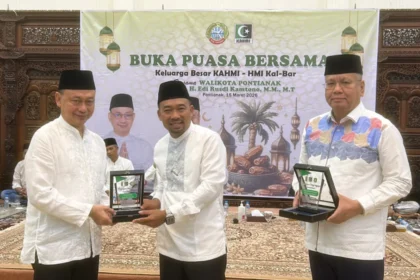 Kegiatan buka puasa KAHMI Kalbar bersama alumni HMI di rumah dinas wali kota