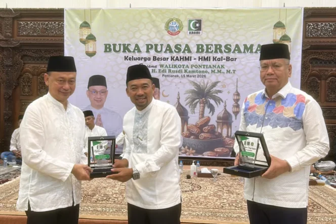 
 Alumni HMI dan KAHMI Kalbar menggelar buka puasa bersama di Aula Rumah Dinas Wali Kota Pontianak sebagai ajang mempererat silaturahmi Ramadan.