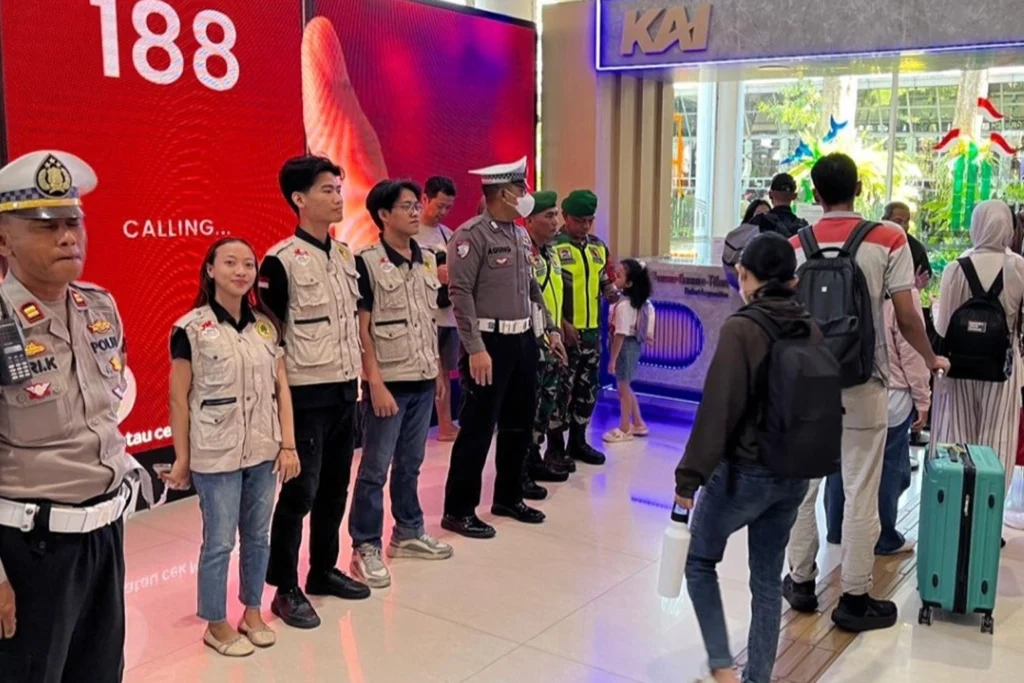 Mahasiswa KKN sukarelawan mudik membantu pemudik di stasiun dan terminal