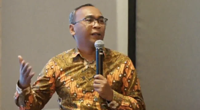 Foto: Paparan Dr. Deni Irvaani dalam Diskusi publik menyoroti rencana pengiriman pasukan Indonesia ke Gaza serta dampaknya terhadap posisi politik luar negeri Indonesia.