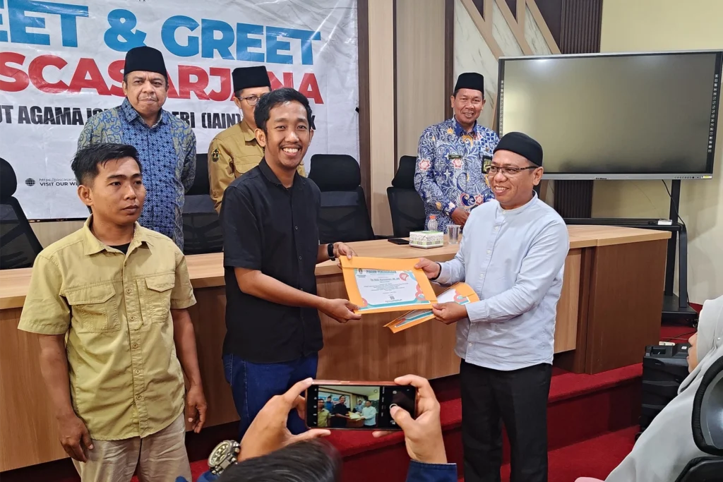 Tio Rizki Kurniawan menerima penghargaan tesis terbaik IAIN Pontianak tahun 2026