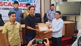 Tio Rizki Kurniawan menerima penghargaan tesis terbaik IAIN Pontianak tahun 2026