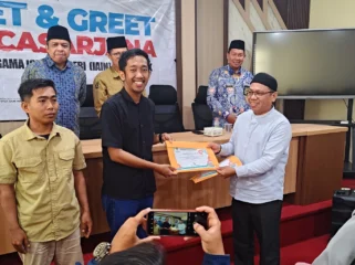 Tio Rizki Kurniawan menerima penghargaan tesis terbaik IAIN Pontianak tahun 2026