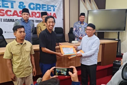 Tio Rizki Kurniawan menerima penghargaan tesis terbaik IAIN Pontianak tahun 2026