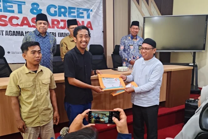 
 Tio Rizki Kurniawan menerima penghargaan tesis terbaik IAIN Pontianak tahun 2026