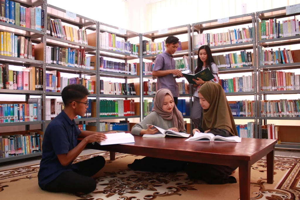 contoh artikel mahasiswa yang ditulis di laptop untuk dipublikasikan di media online