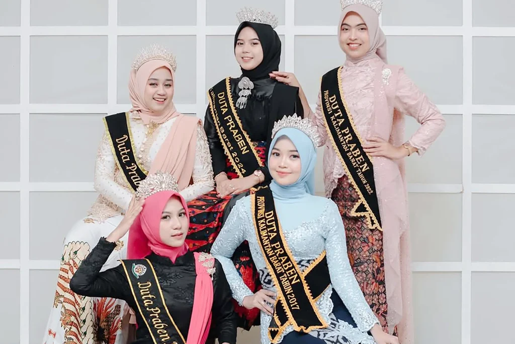 Duta Lanceng dan Praben Pontianak sebelumnya berpose mengenakan busana tradisional daerah