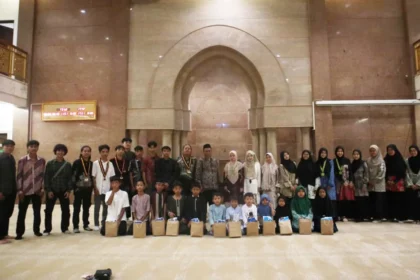 Mahasiswa Tasikmalaya melaksanakan kegiatan mahasiswa Tasikmalaya bersama anak-anak di masjid