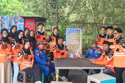 Kegiatan hari bumi balikpapan berupa bersih sampah dan penanaman mangrove di kawasan Muara RapakKegiatan hari bumi balikpapan berupa bersih sampah dan penanaman mangrove di kawasan Muara Rapak