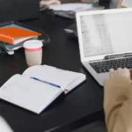 mahasiswa menulis artikel di laptop untuk dipublikasikan di media online