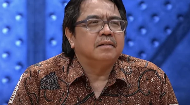 Perubahan posisi Ade Armando dari akademisi menjadi aktor media politik memunculkan perdebatan soal integritas dan konsistensi narasi publik.
