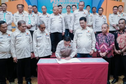 Prosesi pelantikan REI Ketapang dengan peserta dan tamu undangan di ballroom acara