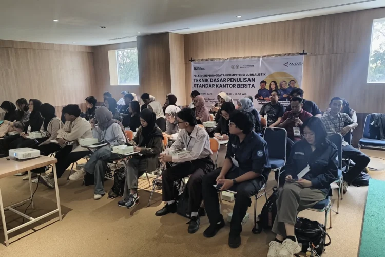 Peserta mengikuti pelatihan jurnalistik mahasiswa oleh LKBN ANTARA di Pontianak