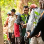 Kegiatan pemulihan ekosistem Kalbar melalui penanaman bibit pohon oleh masyarakat dan ASRI