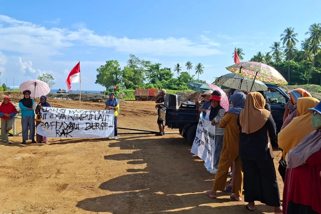 Warga Desa Fayaul melakukan aksi demo terkait pencemaran rumput laut di pesisir