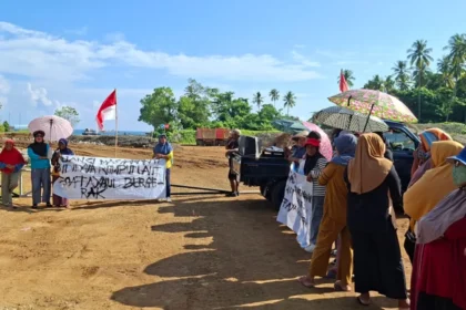 Warga Desa Fayaul melakukan aksi demo terkait pencemaran rumput laut di pesisir