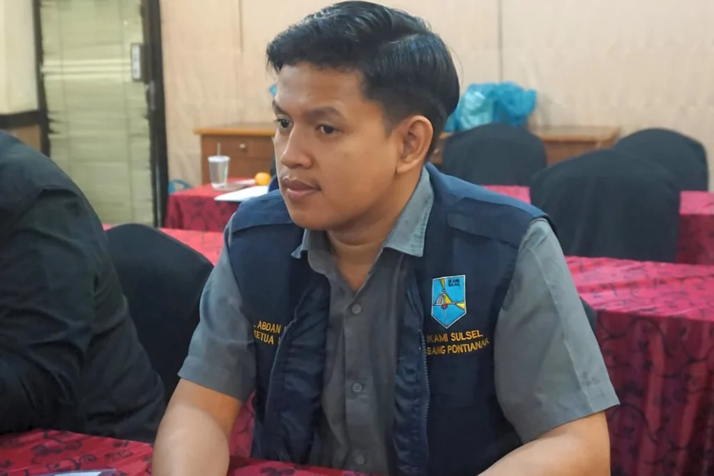 Mahasiswa berdiskusi tentang pengawasan pemilu mahasiswa dalam forum kampus terbuka