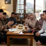 Suasana diskusi keluarga dalam proses kesepakatan uang panai sebagai simbol penghormatan budaya pernikahan Bugis Makassar.